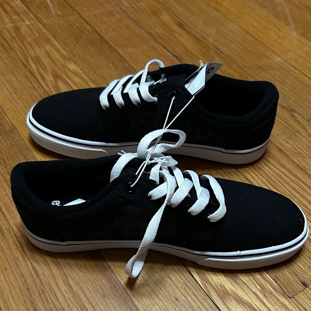 Etnies Barge Black and White Skate Shoes- new - women’s size 7
S8